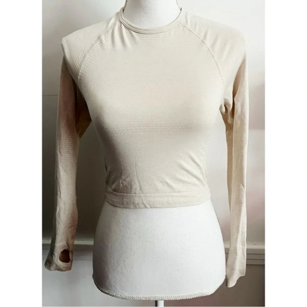 Gymshark • Cream Cropped Long Sleeve Workout Top